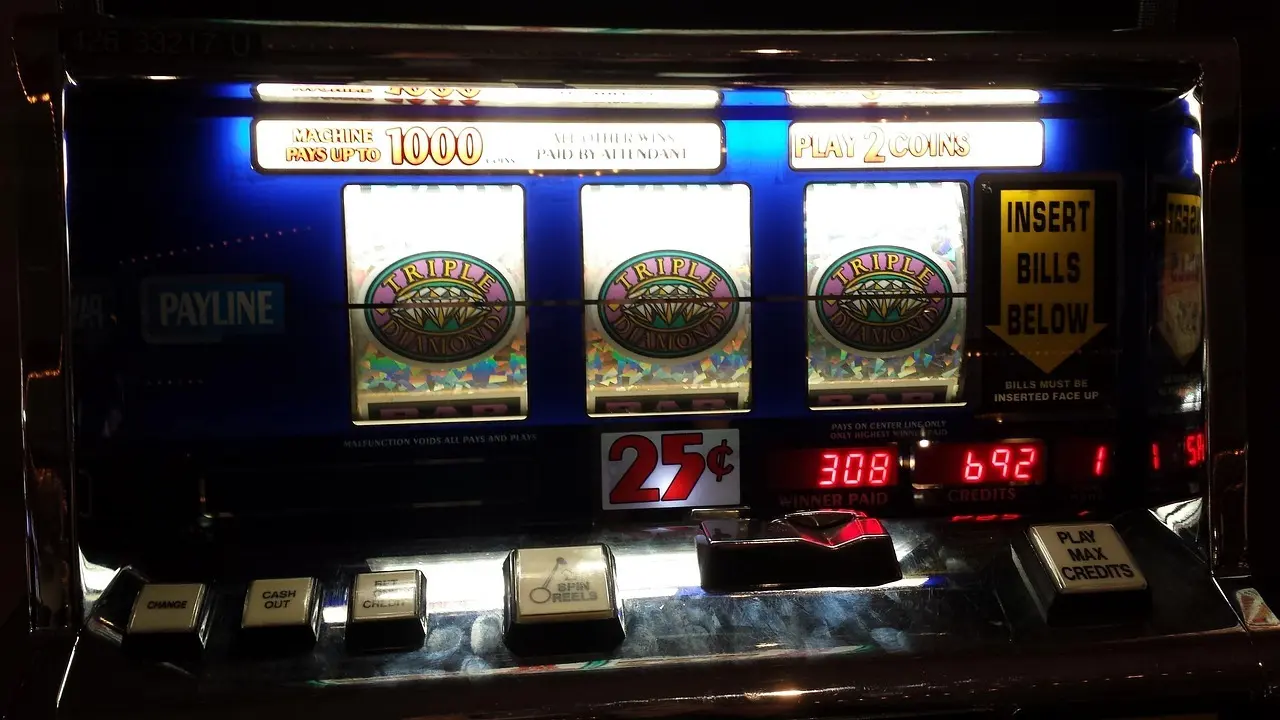 Klassisk spilleautomat med tre hjul og diamantsymboler